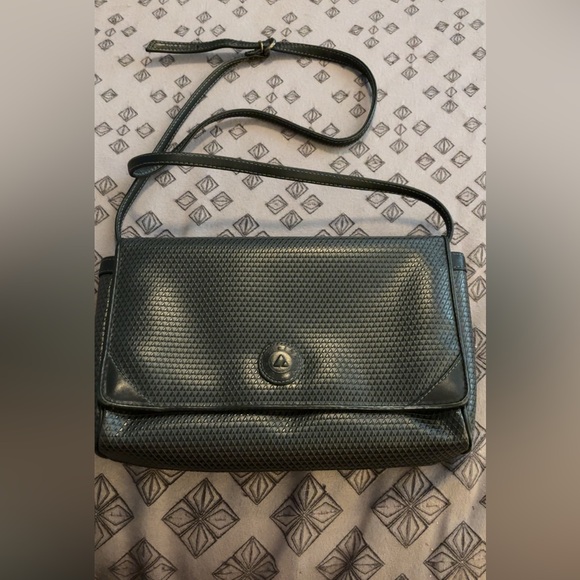 Liz Claiborne Handbags - Vintage Liz Claiborne Black Textured Crossbody Bag